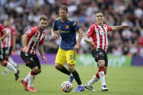 包含穆古鲁扎赛事官方发布出色防守新规，曼联争议不断！的词条