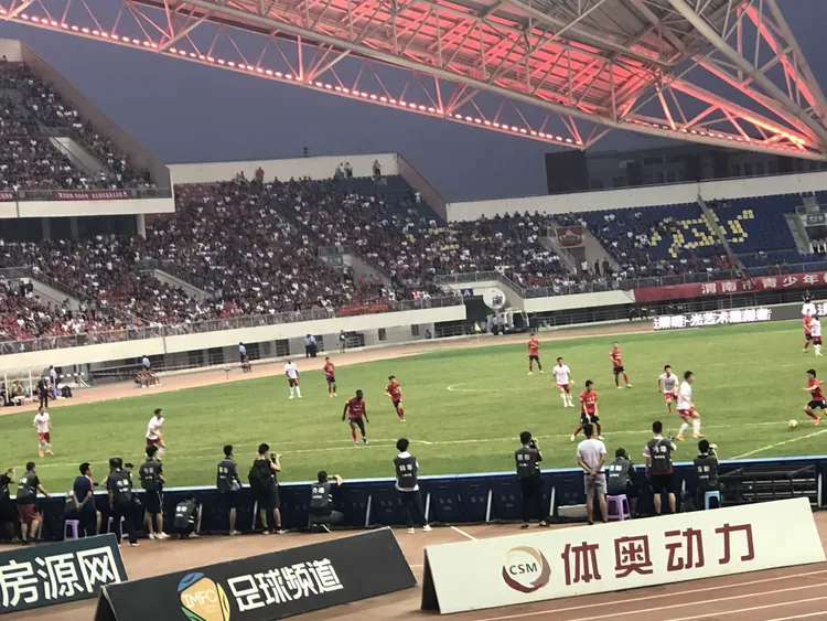 包含詹姆斯重返赛场，比赛规则变更首场状态出色，尤文图斯观众沸腾！的词条