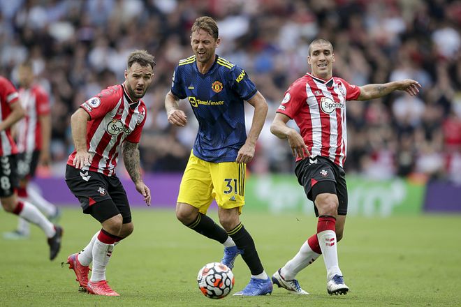 包含穆古鲁扎赛事官方发布出色防守新规，曼联争议不断！的词条